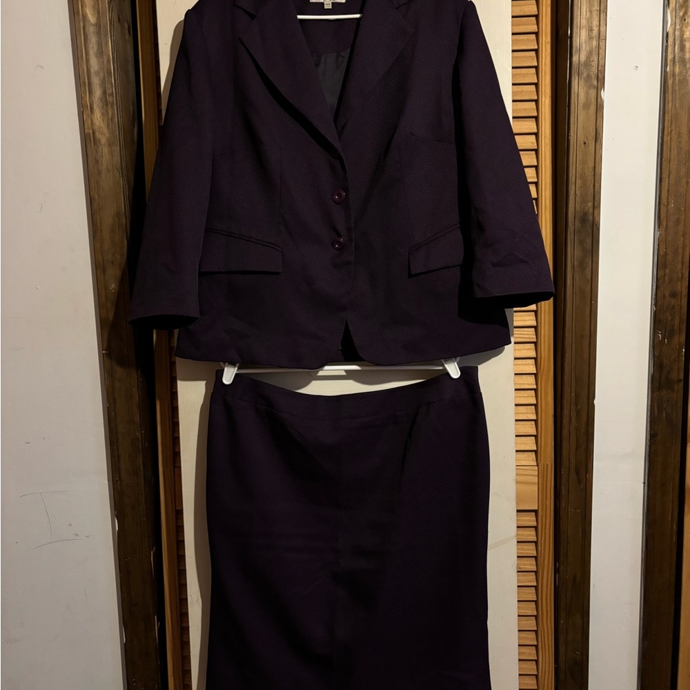 🐾 Dark Purple Emily… Skirt Suit: Size 16W 🐾
